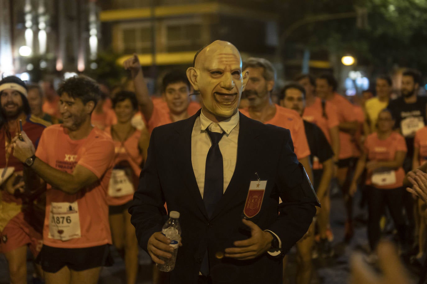 Miles de corredores participan en la Carrera Nocturna de Sevilla 2023