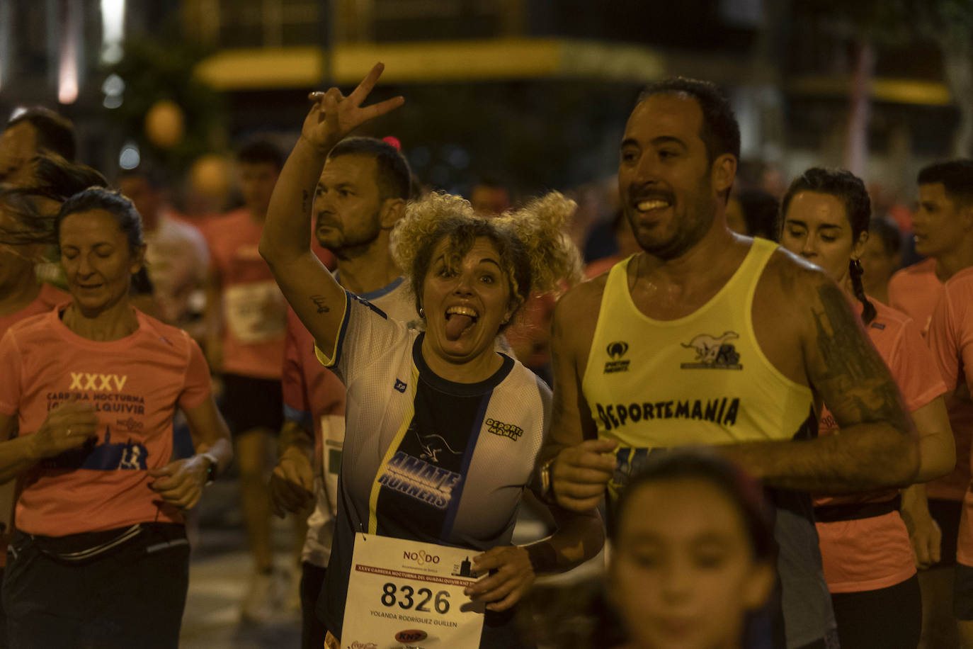 Miles de corredores participan en la Carrera Nocturna de Sevilla 2023