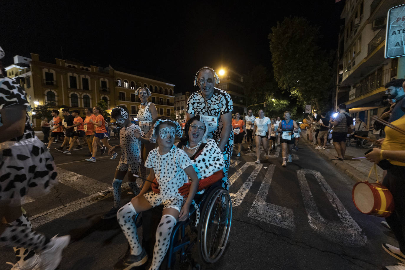 Miles de corredores participan en la Carrera Nocturna de Sevilla 2023
