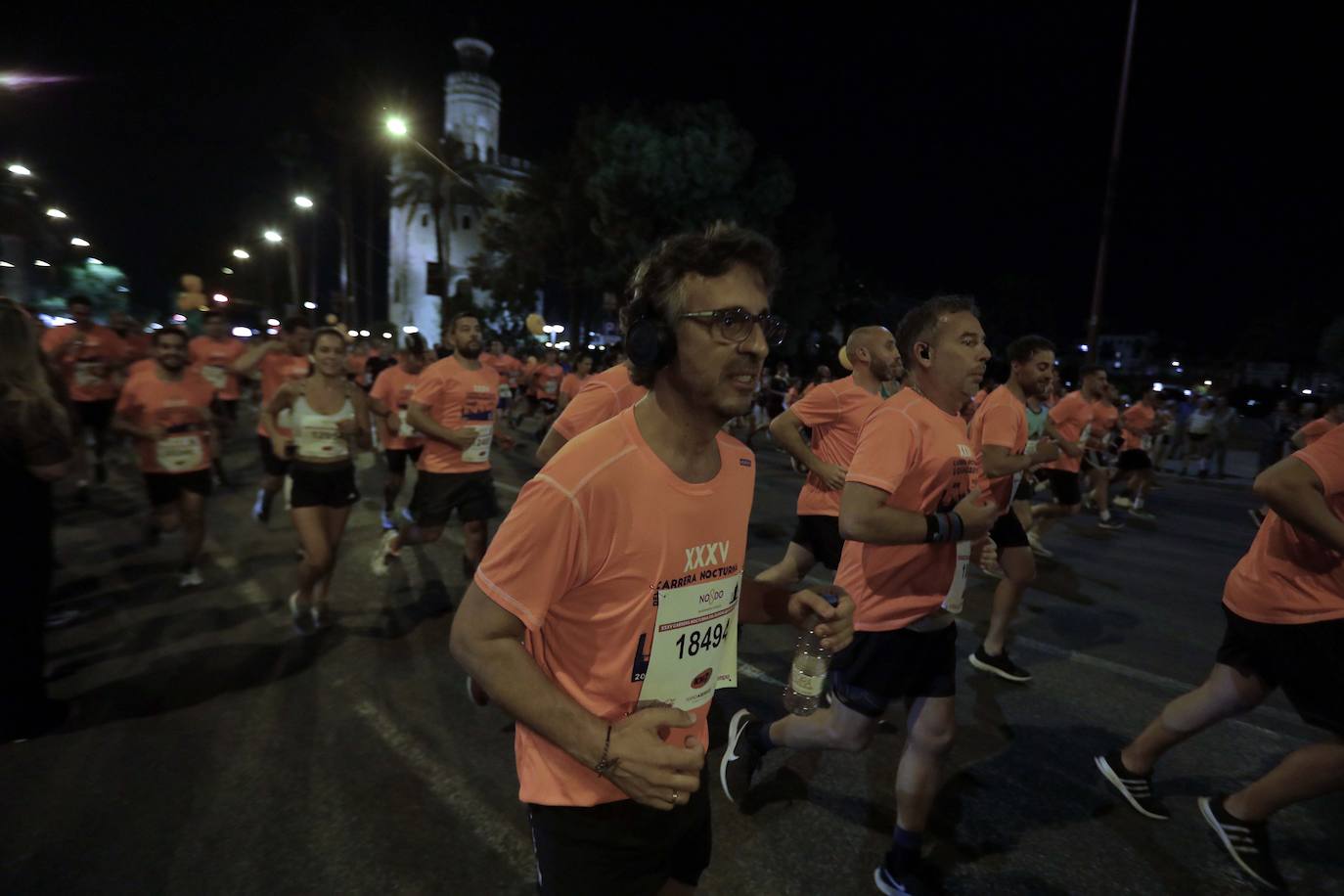 Miles de corredores participan en la Carrera Nocturna de Sevilla 2023