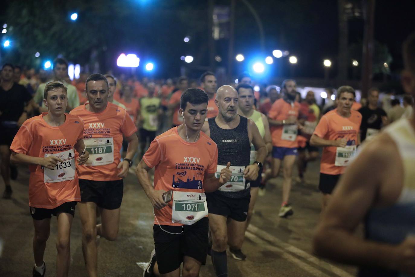 Miles de corredores participan en la Carrera Nocturna de Sevilla 2023