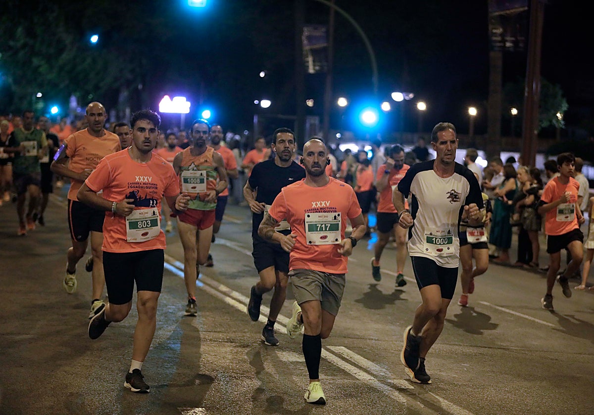 Miles de corredores participan en la Carrera Nocturna de Sevilla 2023