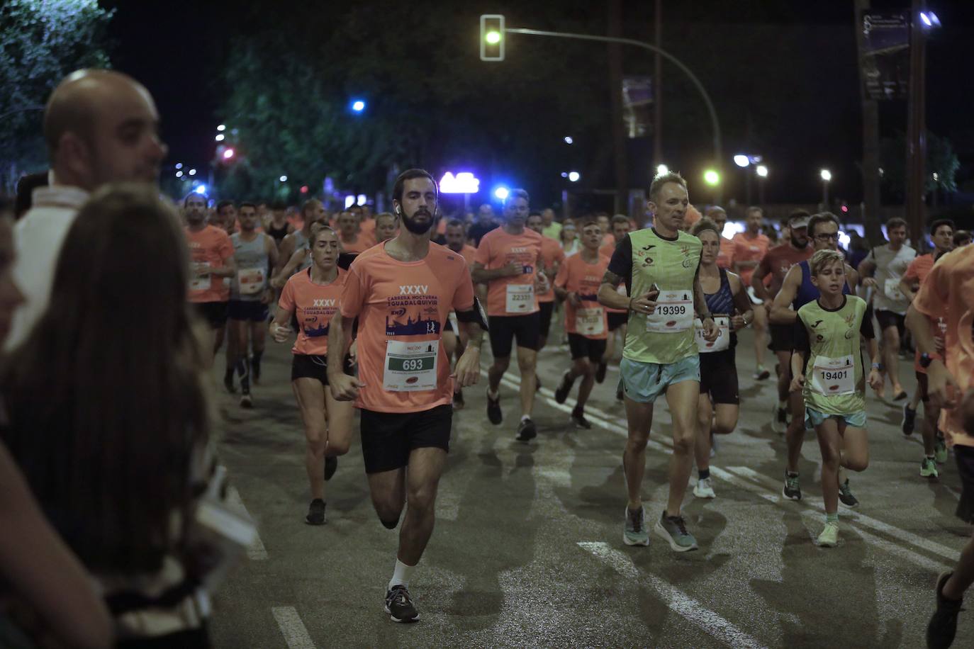 Miles de corredores participan en la Carrera Nocturna de Sevilla 2023