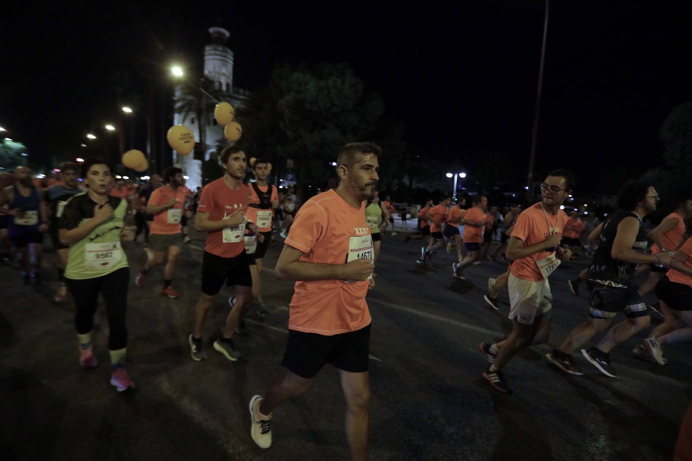 Miles de corredores participan en la Carrera Nocturna de Sevilla 2023