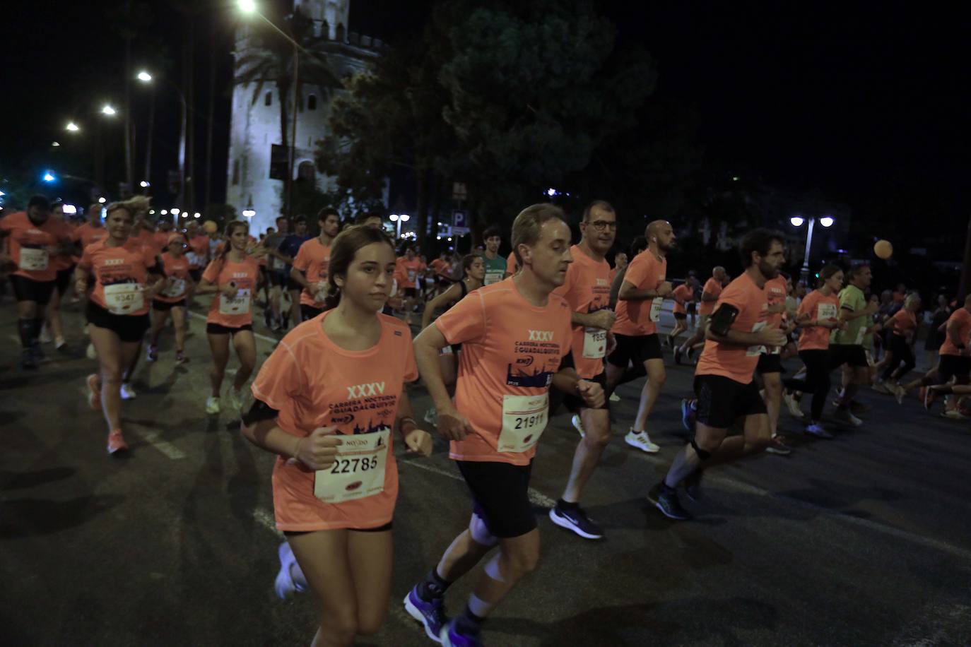 Miles de corredores participan en la Carrera Nocturna de Sevilla 2023