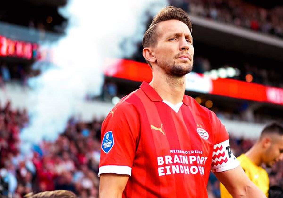 El capitán De Jong, en la salida del PSV minutos antes de que arrancase el partido ante el Volendam