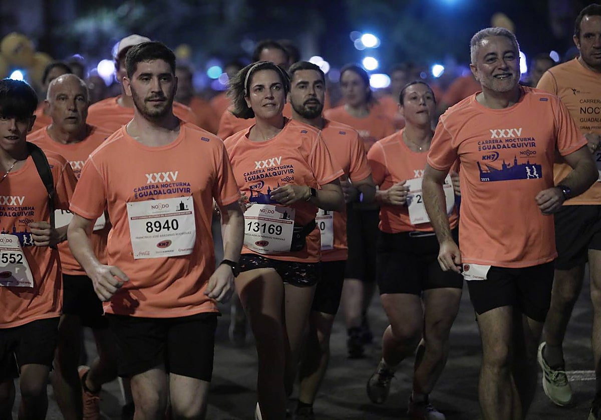 Miles de corredores participan en la Carrera Nocturna de Sevilla 2023