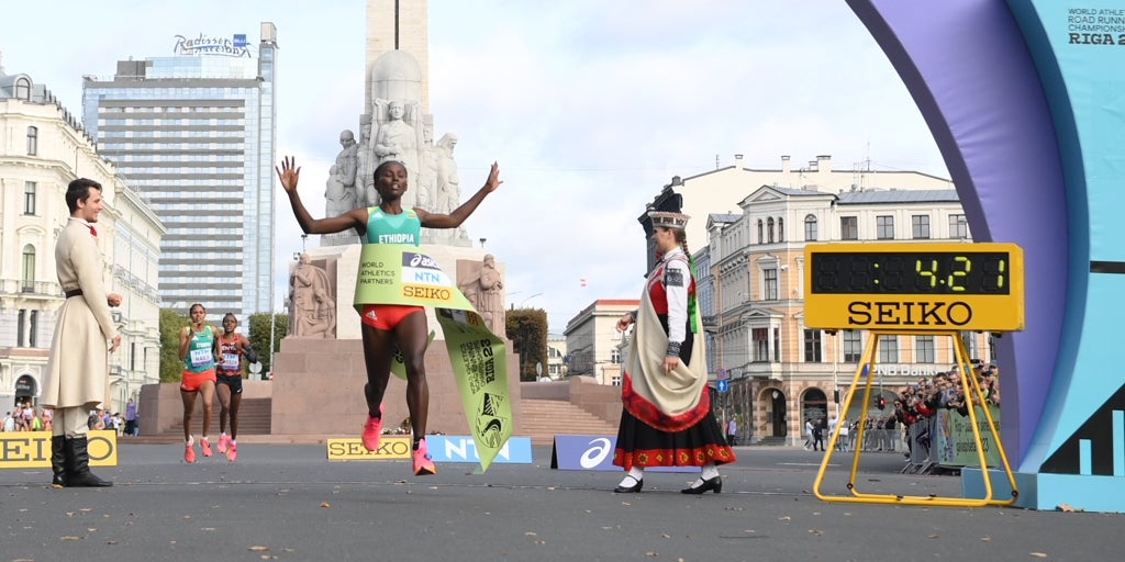 Welteji y Kessler destrozan los récords de la milla en el Mundial en ruta Welteji y Kessler destrozan los récords de la milla en el Mundial en ruta