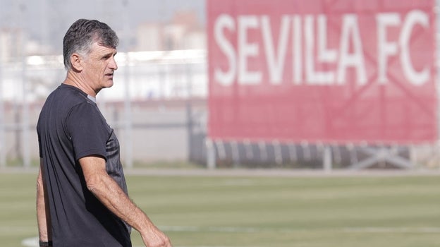 El entrenador del Sevilla FC, José Luis Mendilibar, durante un entrenamiento