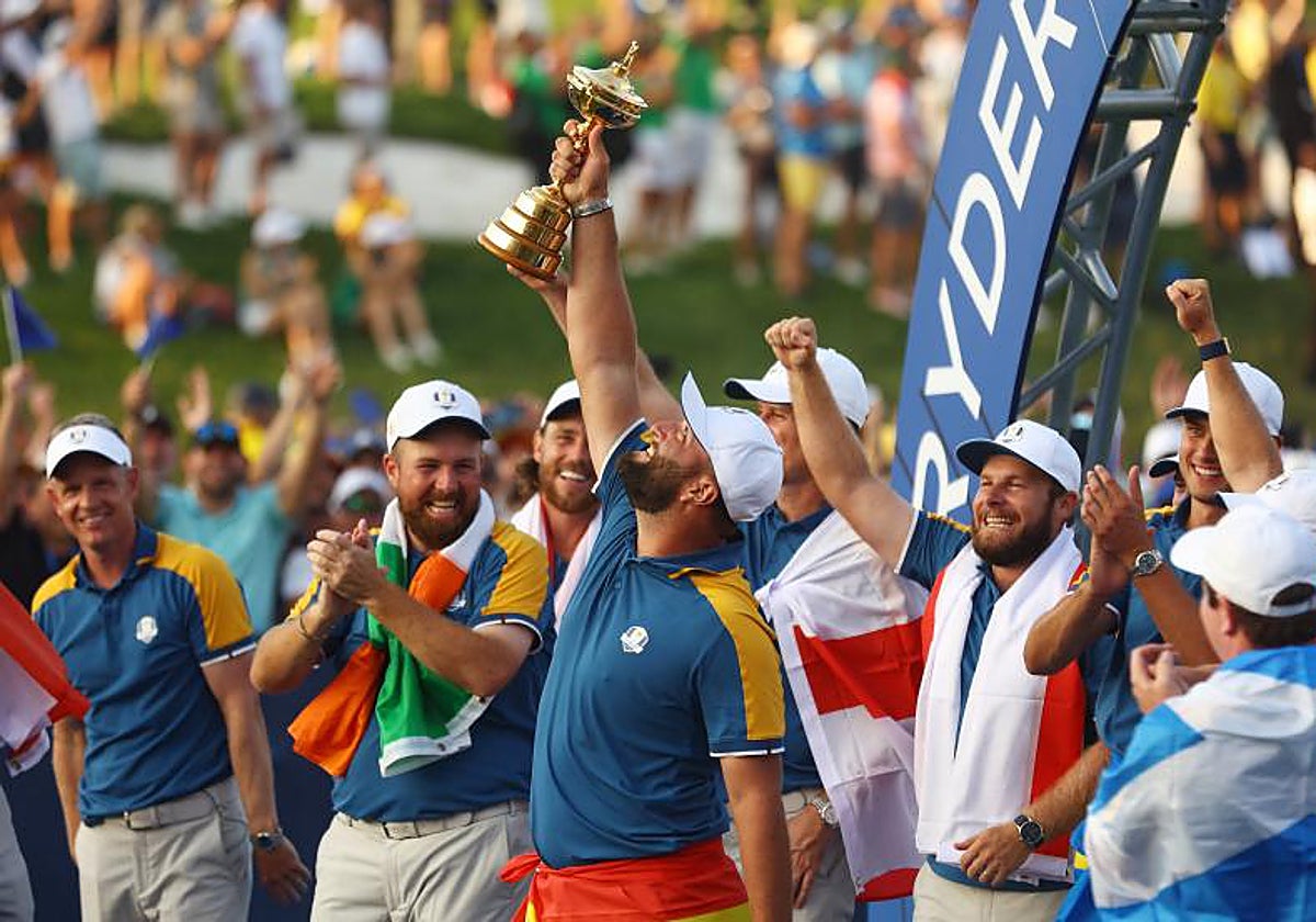 El golfista español Jon Rahm alza la Ryder Cup