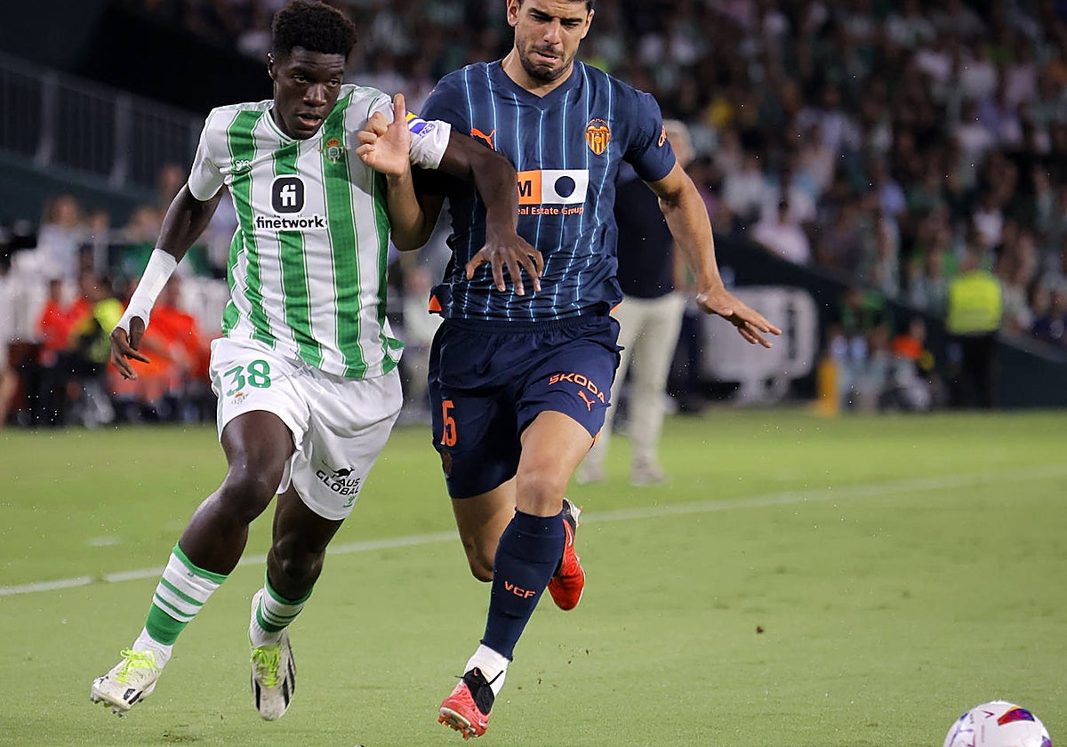 Assane se impone en velocidad a Cenk durante el Betis - Valencia de LaLiga EA Sports