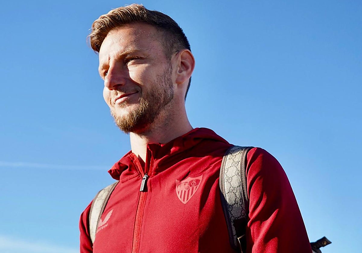 Ivan Rakitic, uno de los capitanes del Sevilla, a la salida de la expedición desde el aeropuerto de San Pablo de Sevilla