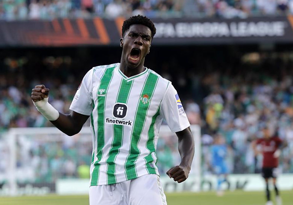 Assane celebrando su tercer gol con la camiseta del Betis ante el Sparta Praga