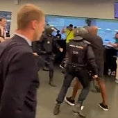 Pánico en el palco VIP del Metropolitano: ultras del Feyenoord la lían y provocan incidentes violentos