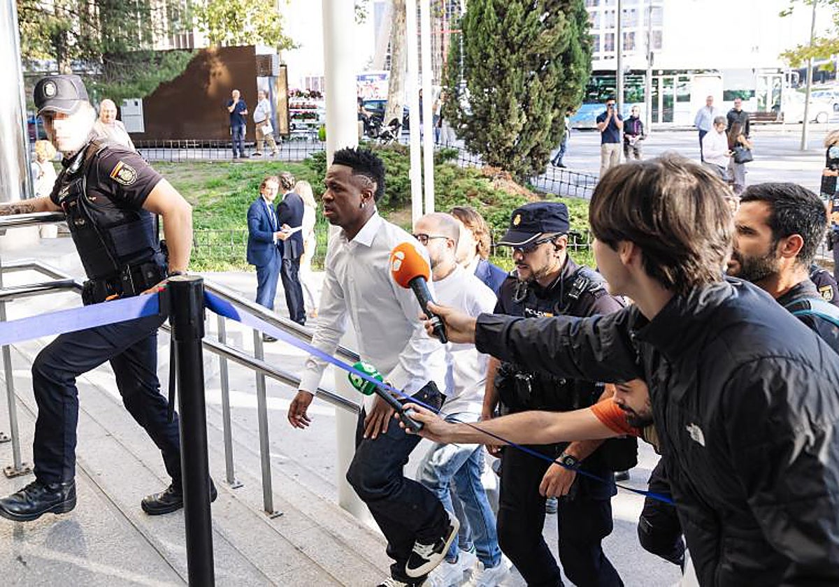 Vinicius llegando a los jugados de Plaza de Castilla