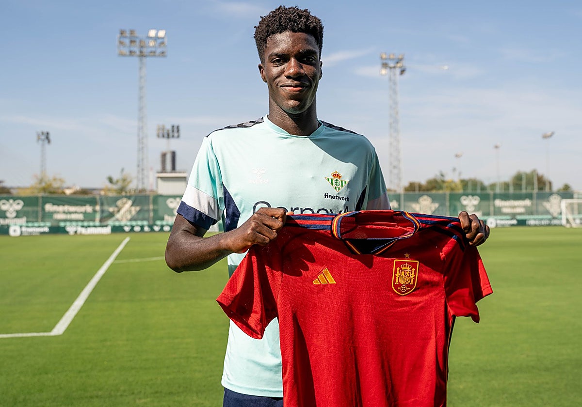 Assane Diao posa con la camiseta de la selección española tras el entrenamiento de este viernes en la ciudad deportiva
