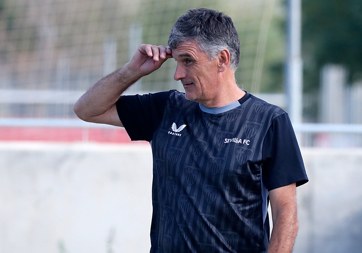 El técnico del Sevilla, José Luis Mendilibar, durante el entrenamiento previo al duelo que enfrentará al Sevilla FC con el Rayo