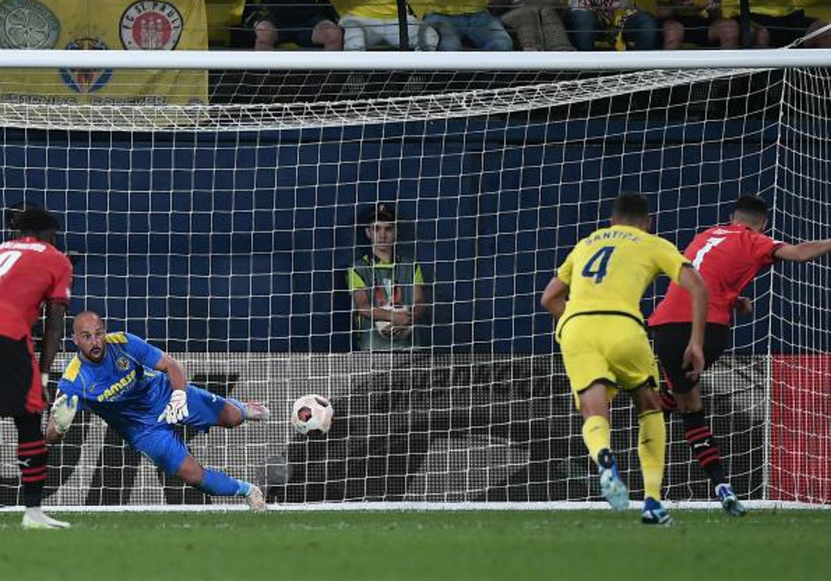 Reina se dispone a parar el penalti en el tiempo de descuento a Terrier (Rennes)