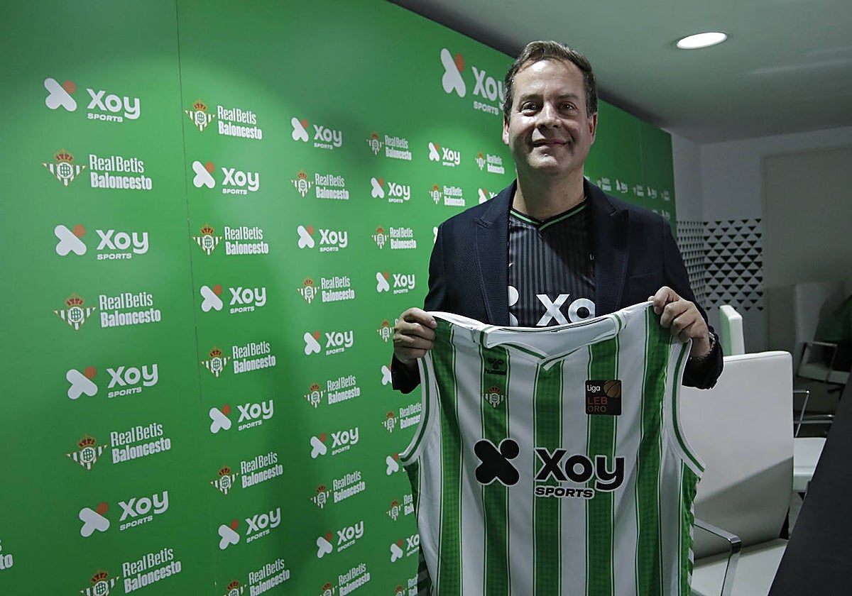 Carlos Lazo, posando para ABC de Sevilla con la camiseta del Betis Baloncesto