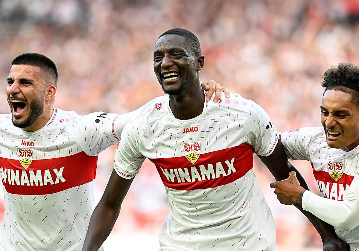 Guirassy celebra junto a sus compañeros uno de sus tres goles ante el Wolfsburgo