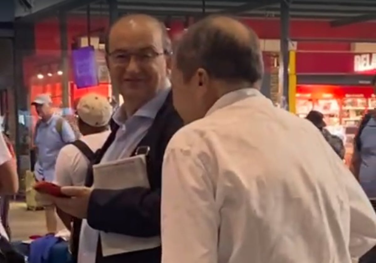 José Castro atiende a un aficionado en Santa Justa