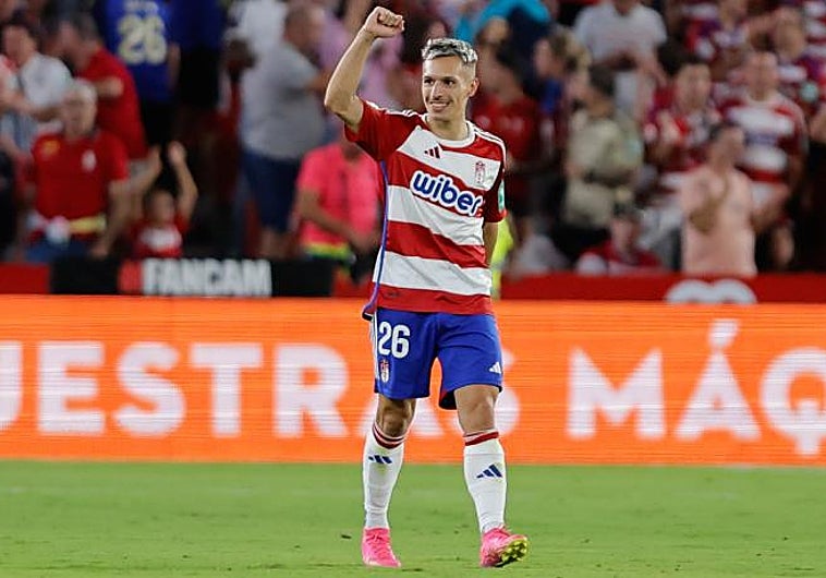 Bryan Zaragoza celebra uno de los dos goles que marcó al Barcelona esta pasada jornada