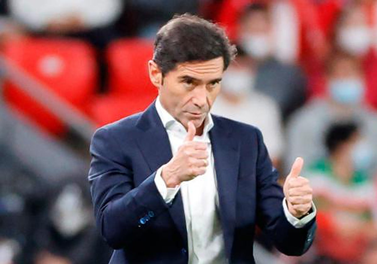 Marcelino realiza gestos de aprobación durante un partido