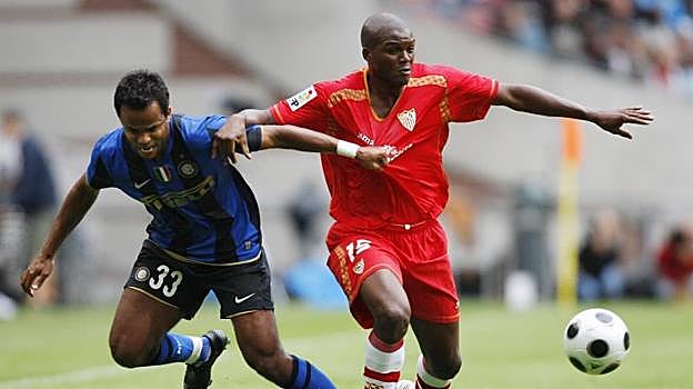 Mosquera pugna por un balón en un partido del Sevilla