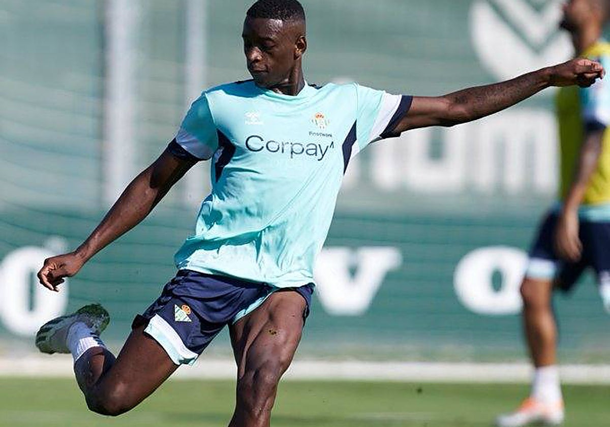 Luiz Henrique golpea el balón durante el entrenamiento del Betis