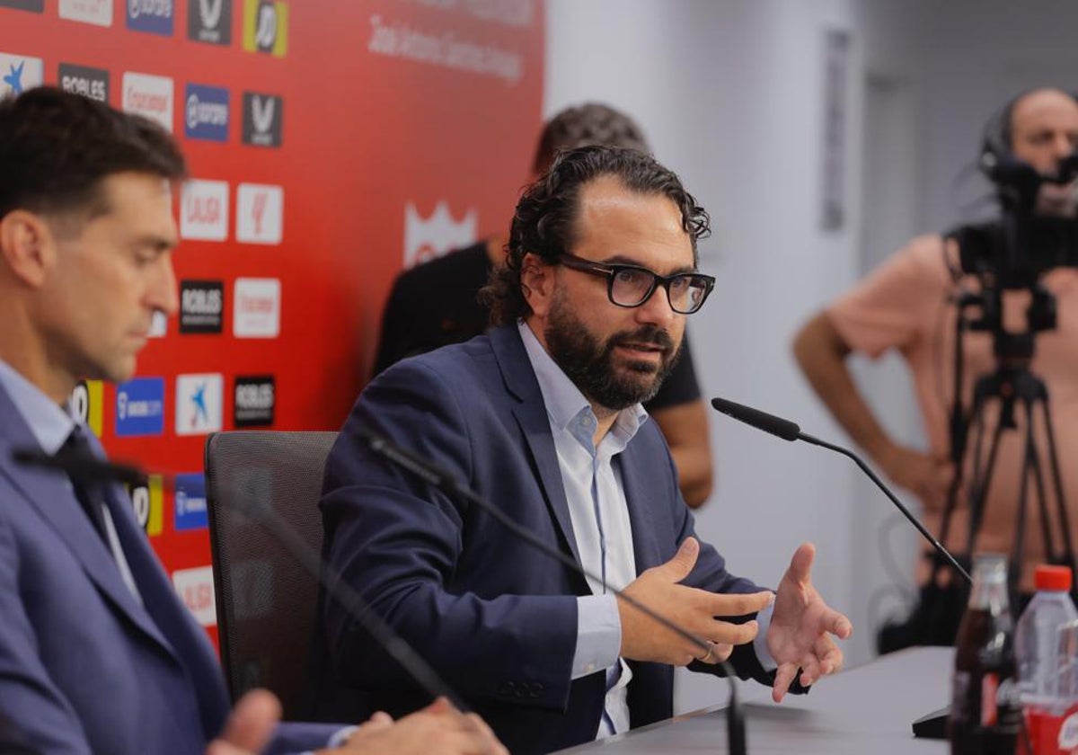 Víctor Orta, en la sala de prensa del Ramón Sánchez-Pizjuán durante la presentación de Diego Alonso