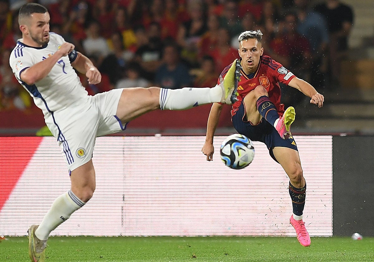 Bryan Zaragoza, que entró en el descanso, pone un centro al área