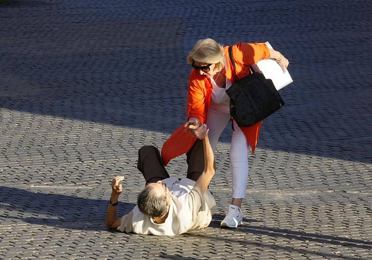Enríquez Negreira, ayudado por su señora tras caerse a su llegada al forense