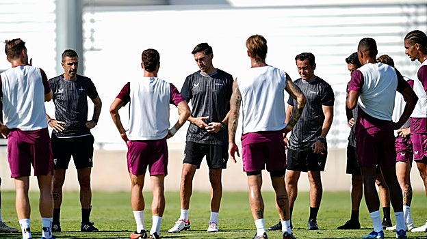 Diego Alonso dialoga con sus futbolistas en la ciudad deportiva