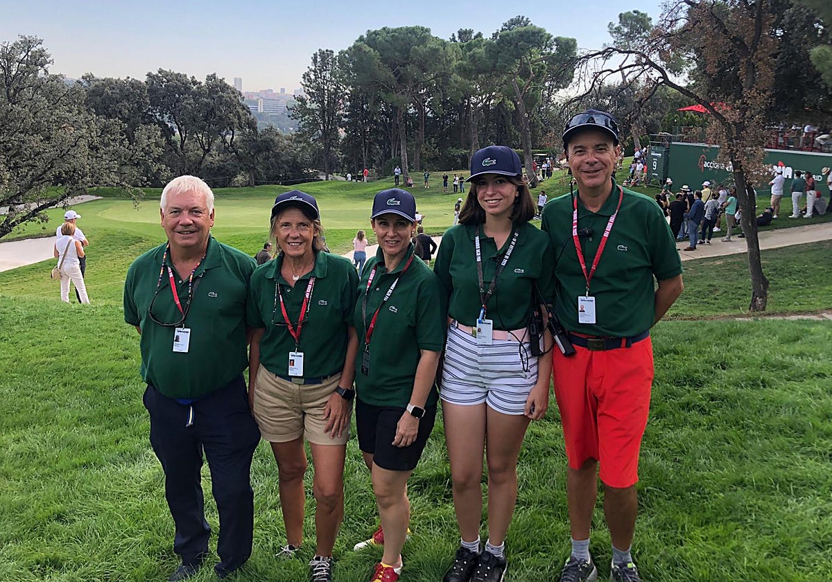 Un grupo de voluntarios de golf, ayer en el Club de Campo Villa de Madrid