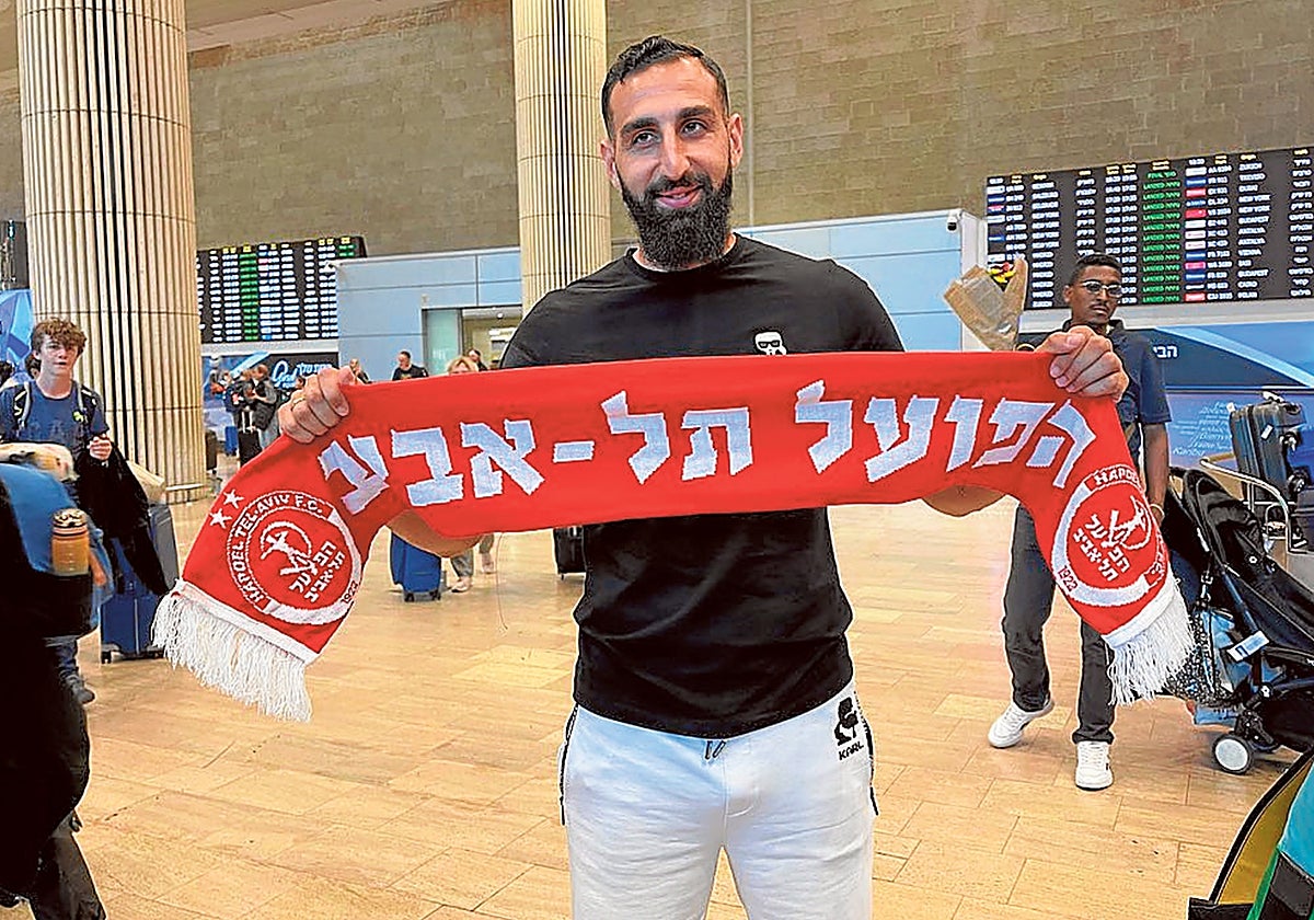 José Rodríguez, con la bufanda de su equipo