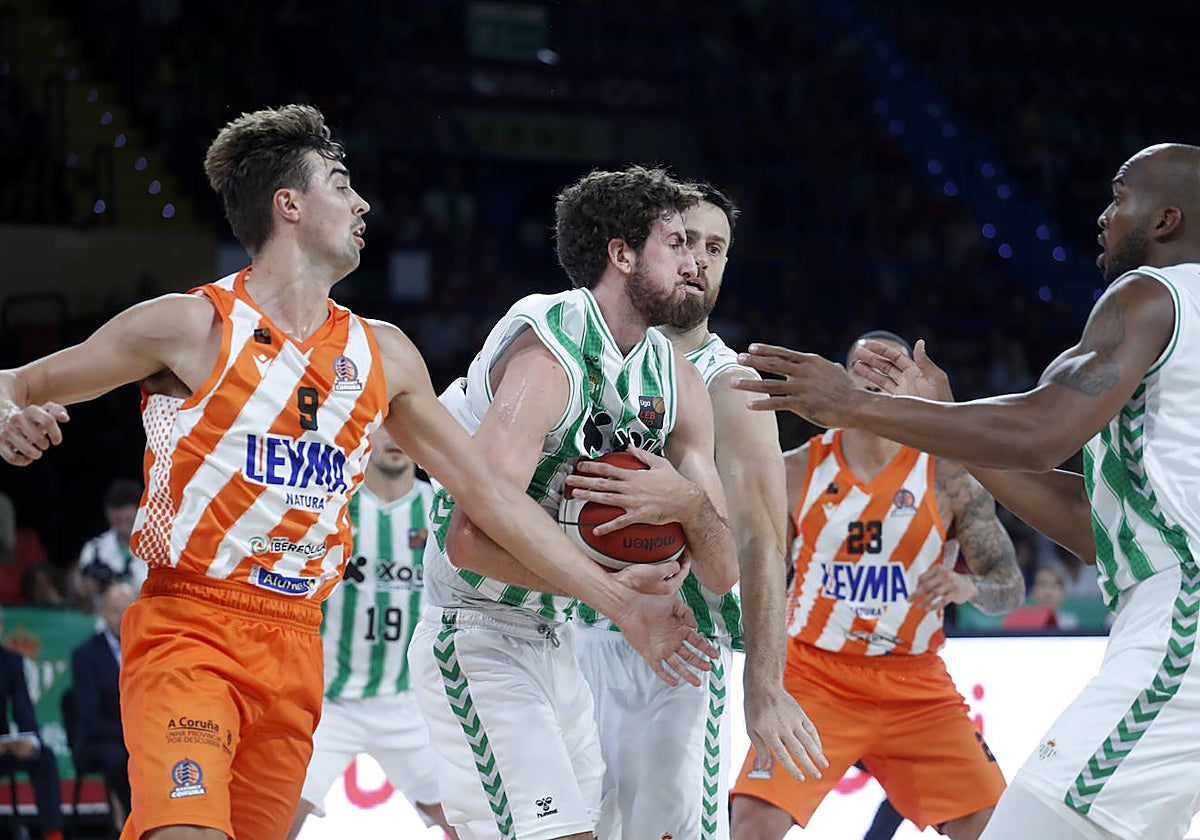 Domènech protege con fuerza el balón en el partido ante el Leyma Coruña
