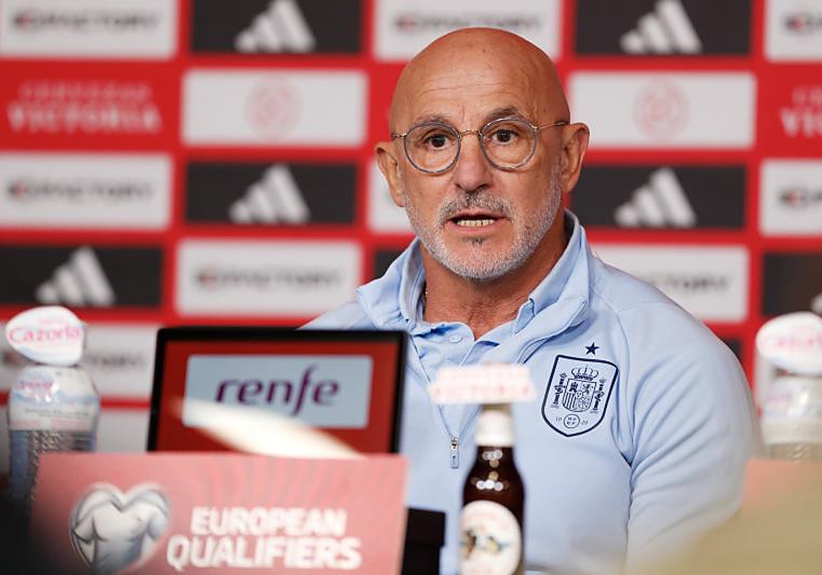El seleccionador español, Luis de la Fuente, durante la rueda de prensa en Oslo