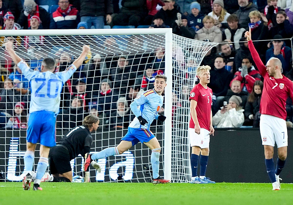 Carvajal y Gavi, tras anotar el gol ante Noruega