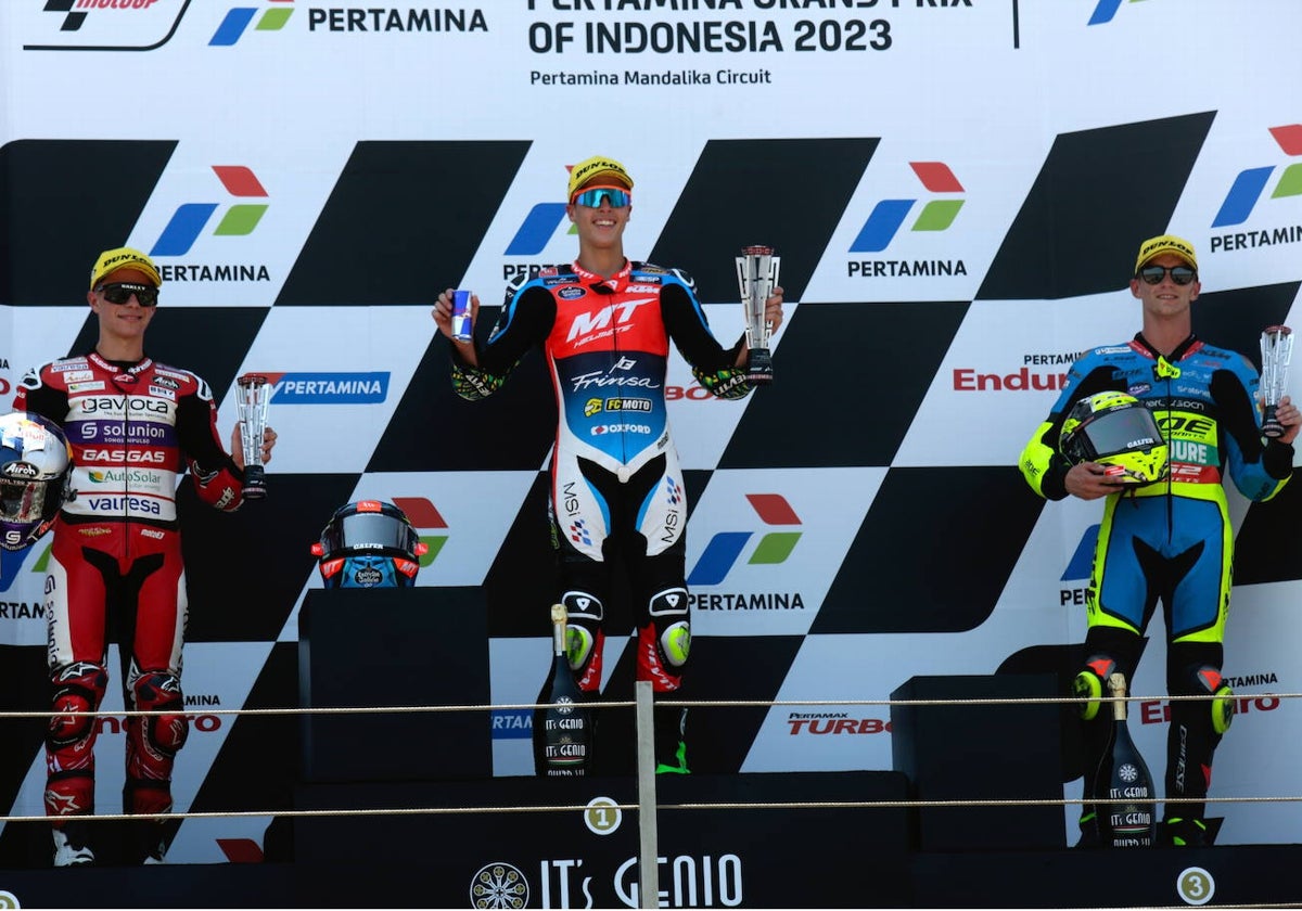 El podio de Moto3 en el Gran Premio de Indonesia, con el sevillano Muñoz (derecha) en tercera posición