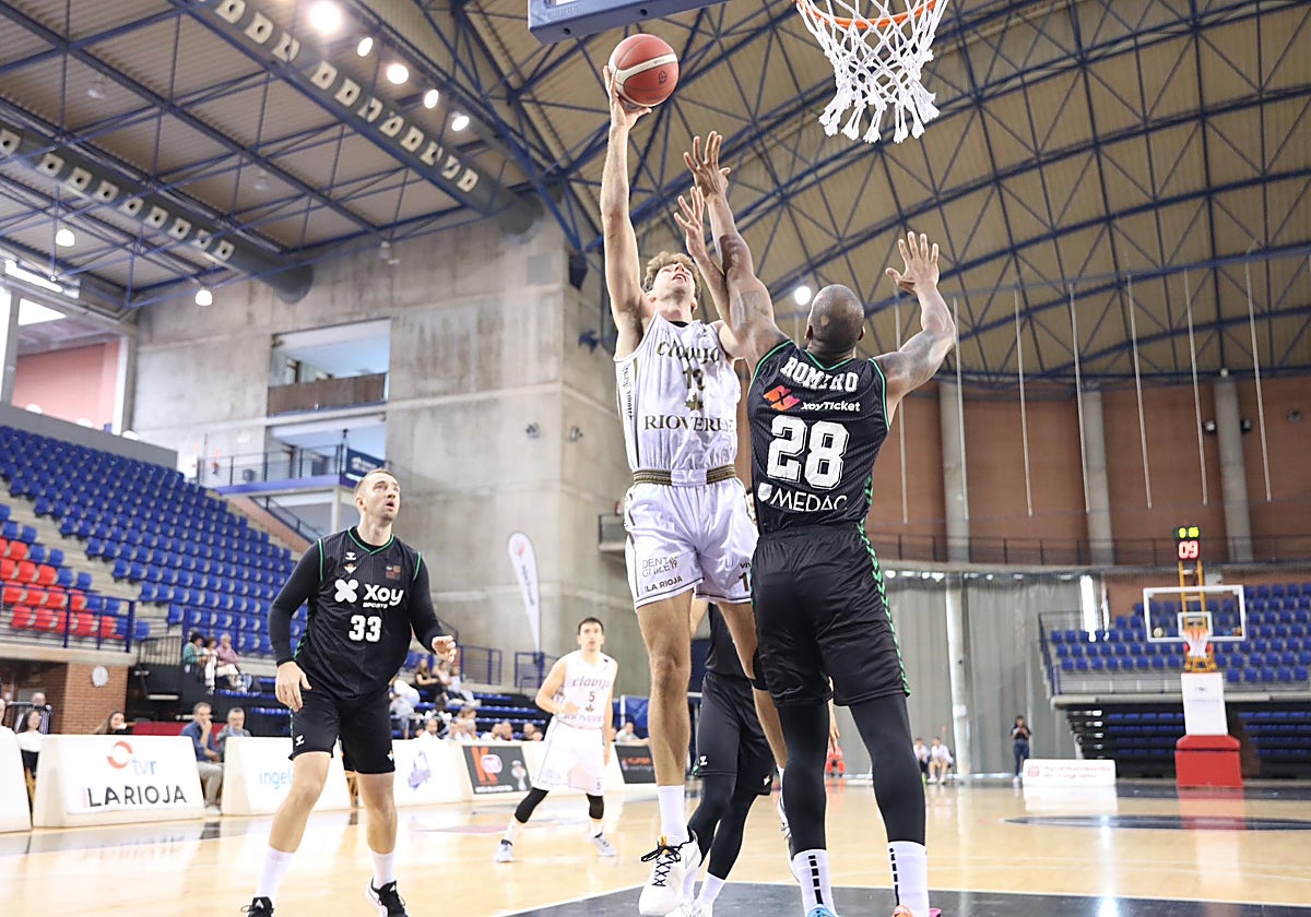 Ismael Romero, defendiendo a Nicolau en el Rioverde Clavijo - Betis Baloncesto