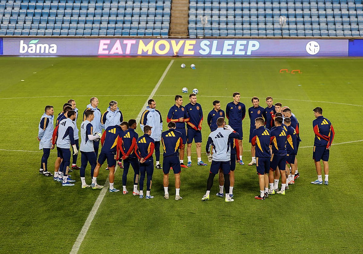 Corro de los jugadores españoles en torno a Luis de la Fuente