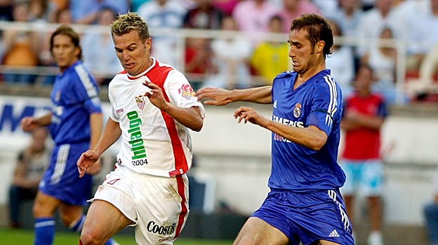 Antoñito pugna con Helguera en el Sevilla - Real Madrid de 2005
