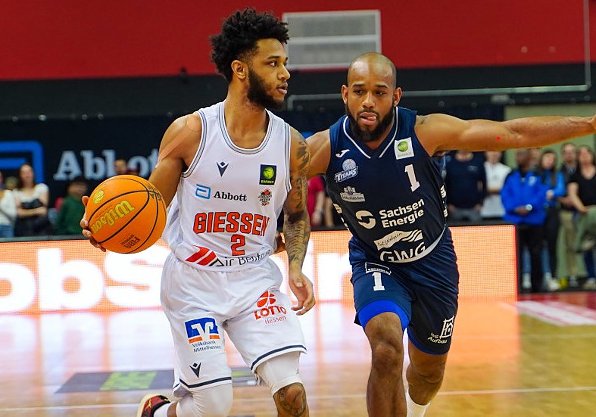 Barnes, con el dorsal 2, jugando para el Giessen 46ers la pasada temporada