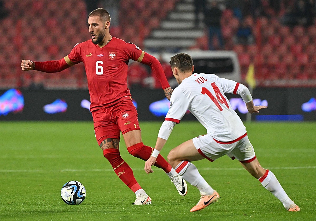 Gudelj disputa un balón durante el duelo que ha enfrentado a Serbia y Montenegro este martes