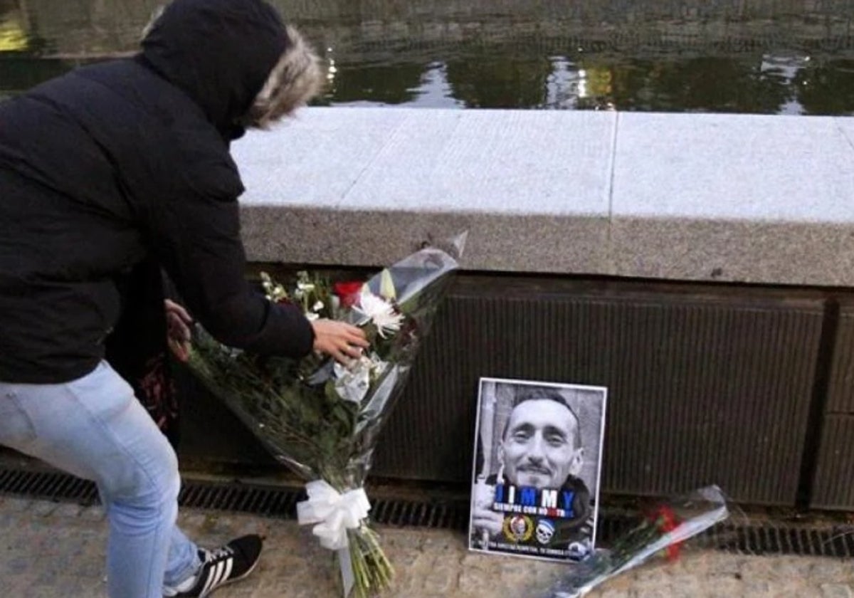 Homenaje a Jimmy junto al Manzanares, tras su muerte en una pelea entre ultras de Atlético y Deportivo