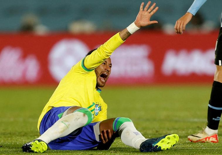 Neymar, tras lesionarse durante el partido contra Uruguay