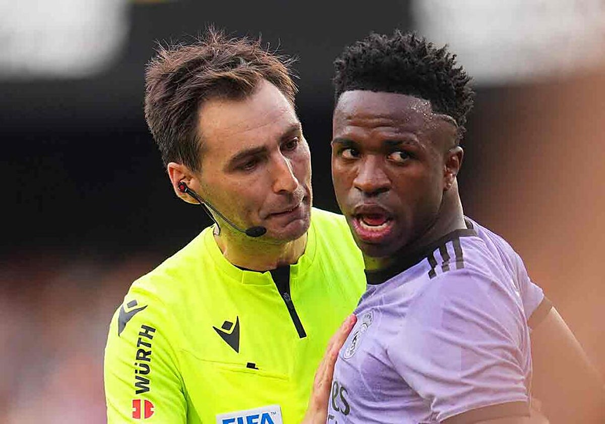 De Burgos trata de calmar a Vinicius en el Valencia - Madrid de Mestalla la pasada campaña