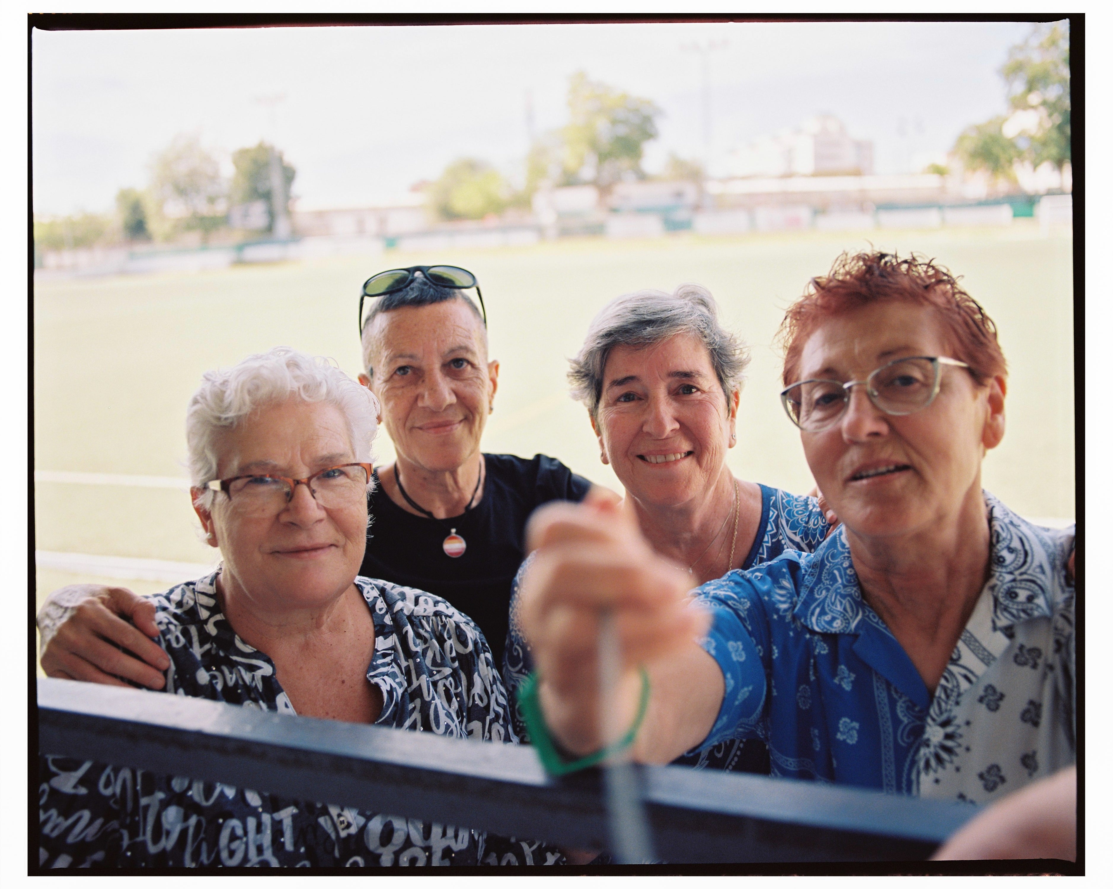 Las pioneras del fútbol femenino, jugadoras de la primera selección 'clandestina' de la historia, en el campo de fútbol del Boetticher (Villaverde)