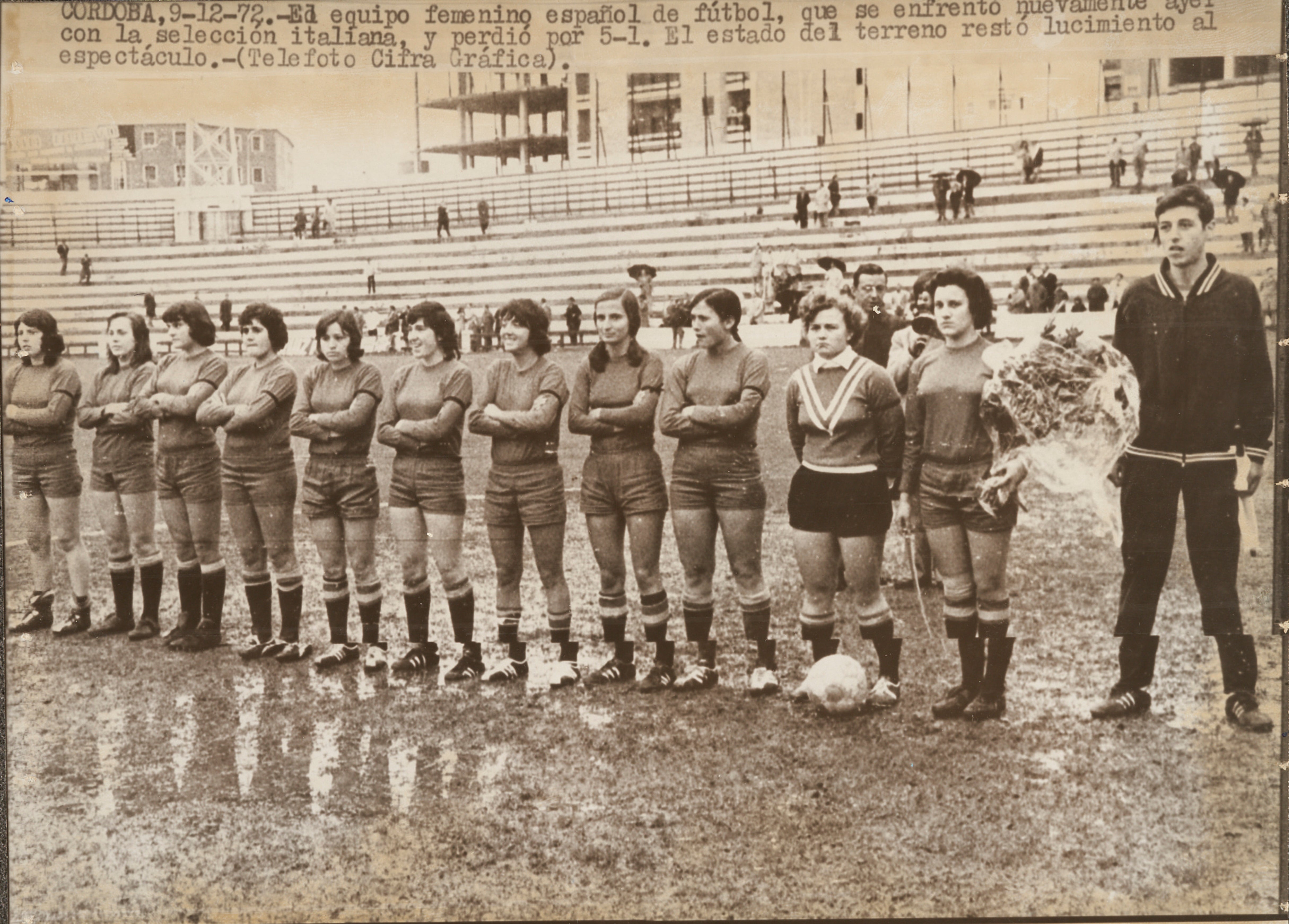 «09/12/72. El equipo femenino español de fútbol, que se enfrentó nuevamente ayer con la selcción italiana, y perdió por 5-1» La primera selección jugó en total 6 partidos, en Murcia, Turín, Padua, Udine, Córdoba y Badajoz.