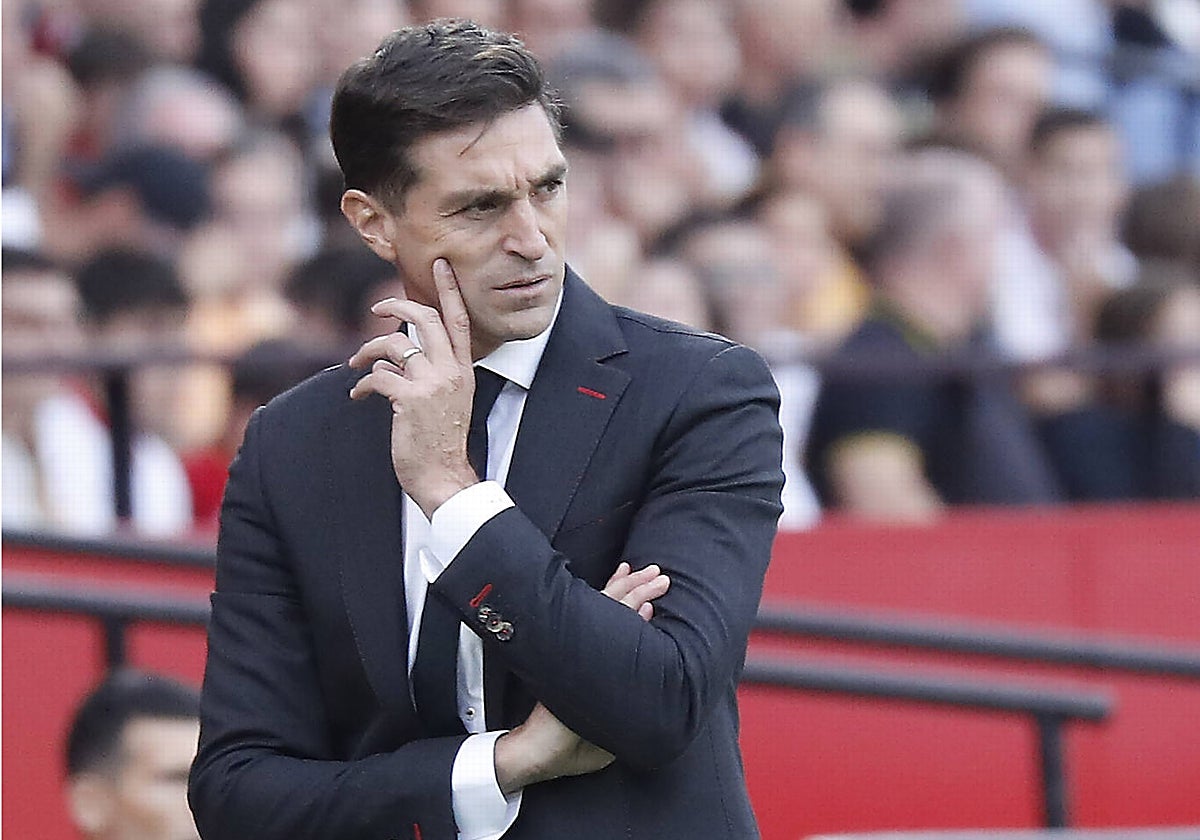 El entrenador del Sevilla FC, Diego Alonso, durante el encuentro ante el Real Madrid